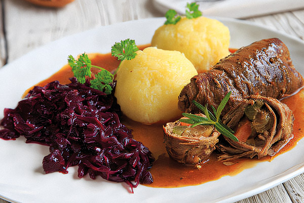 Rinderrouladen mit Schmorsoße, Apfelrotkohl und Kartoffelknödel Rinderrouladen mit Schmorsoße, Apfelrotkohl und Kartoffelknödel